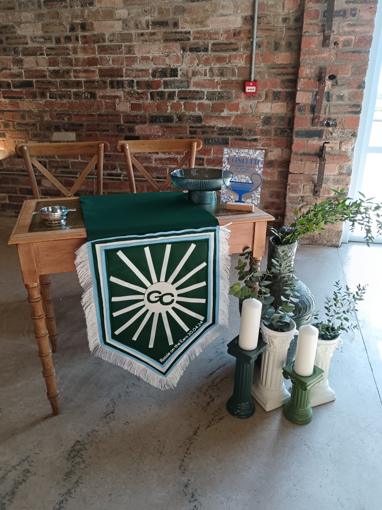 Signing table with GC table runner