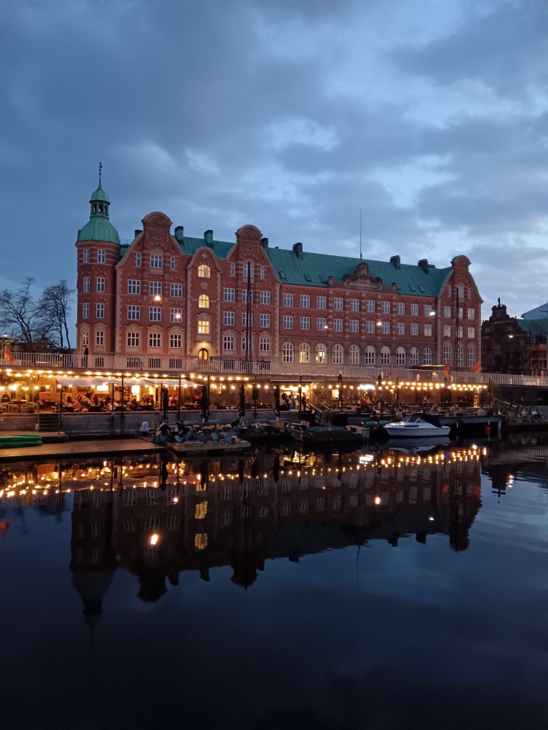 The floating kayak bar
