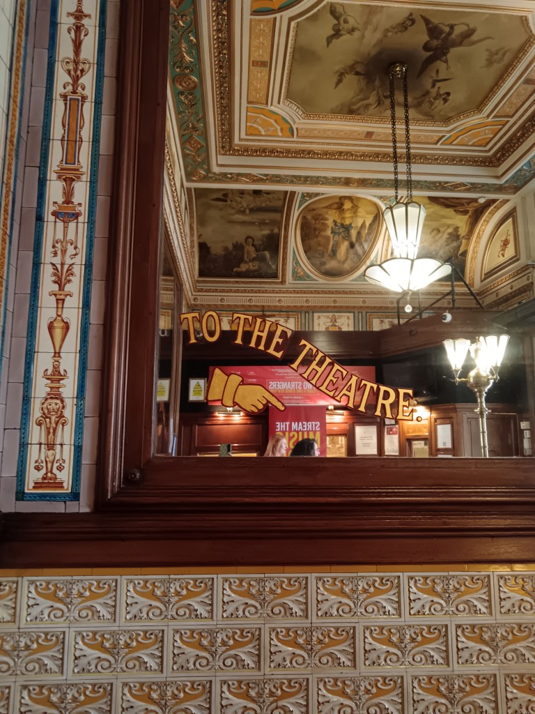 A mirror engraved with To the theatre