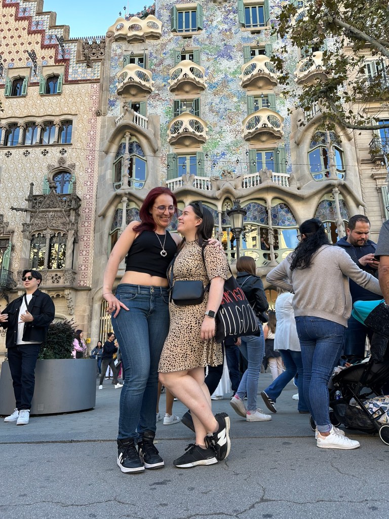 Deby and I smile at each other in front of Casa Battló