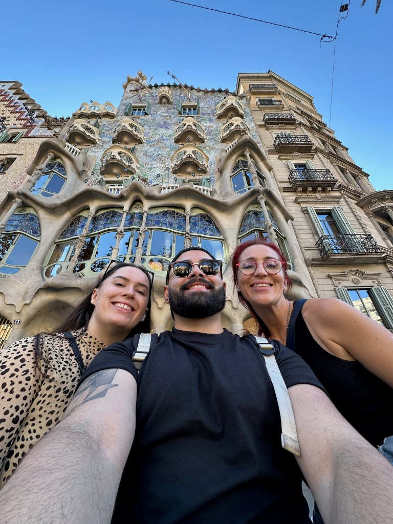 We take a selfie with a Gaudi building