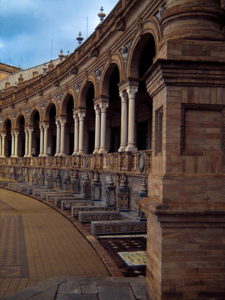 Arched porticos covered in painted tile