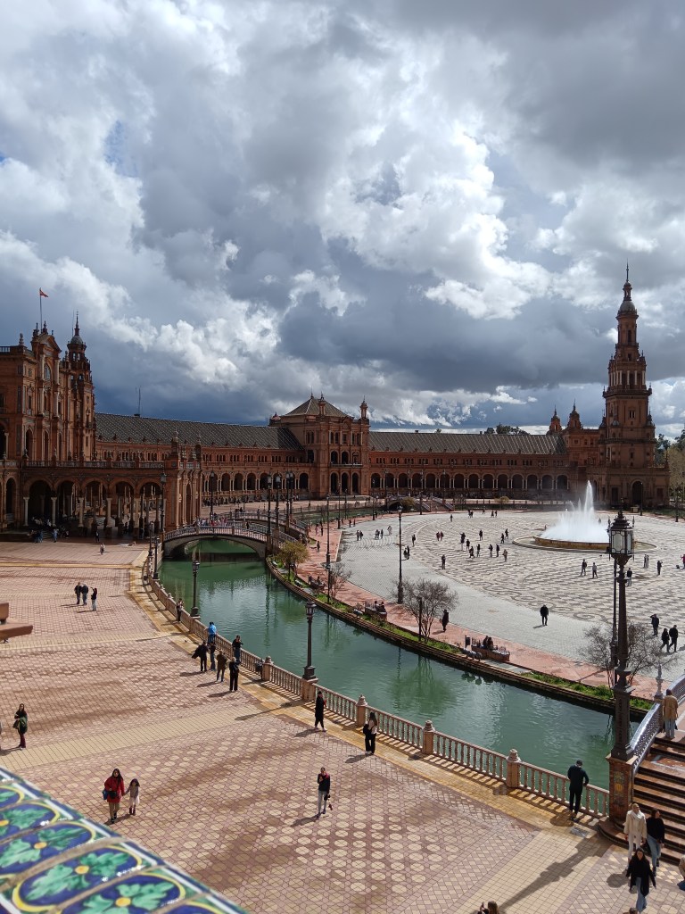 The sweeping Plaza de Espana with a wee river going round it and a fountain in the centre