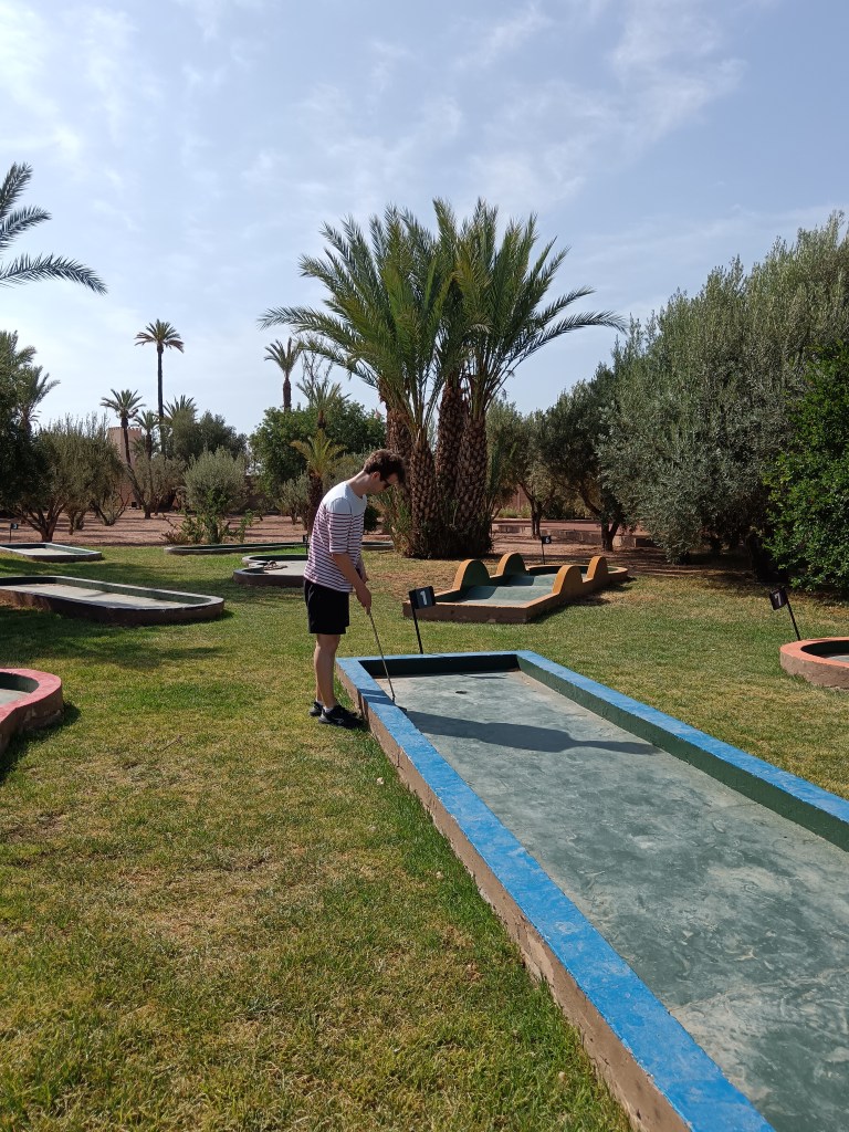 Kit putts in mini golf