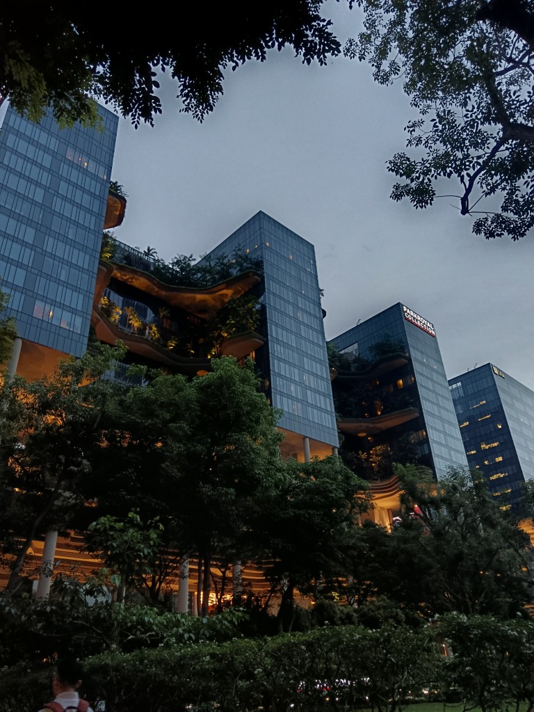 A cool skyscraper buildng with plants built into it