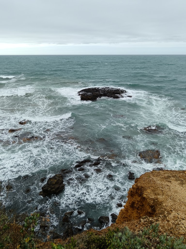 Dramatic waves come in around rocks