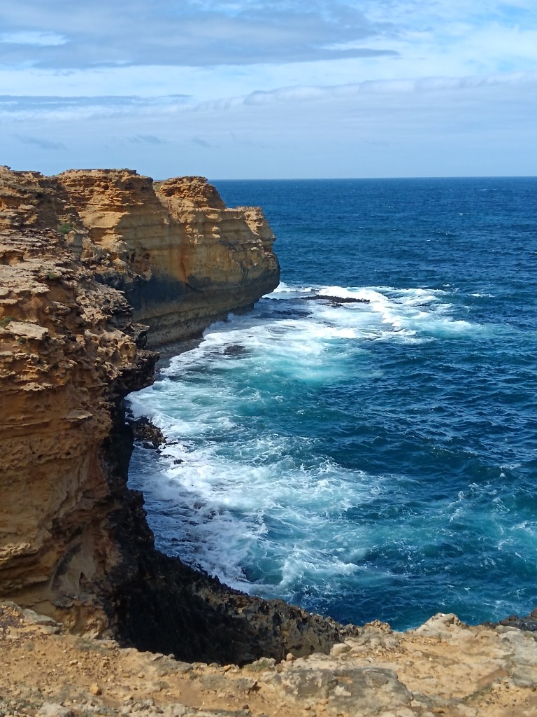 Waves come in against cliffs