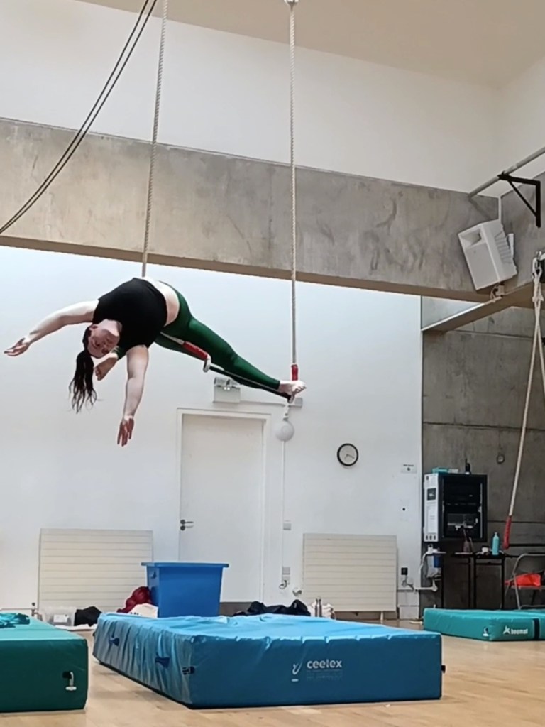 On trapeze I back bend over one rope